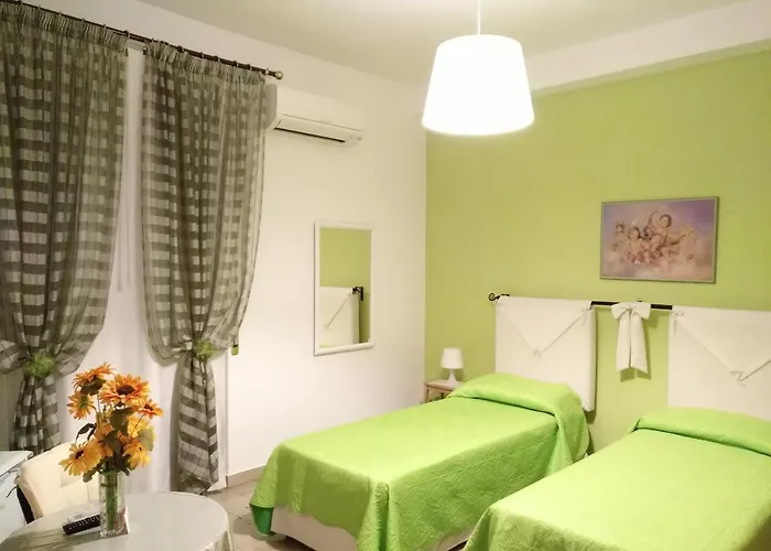 לינה וארוחת בוקר Divina 4*