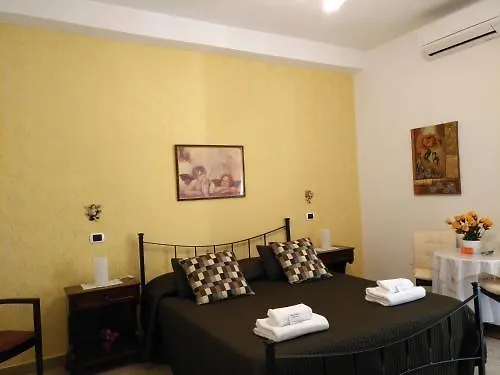לינה וארוחת בוקר Divina 4*